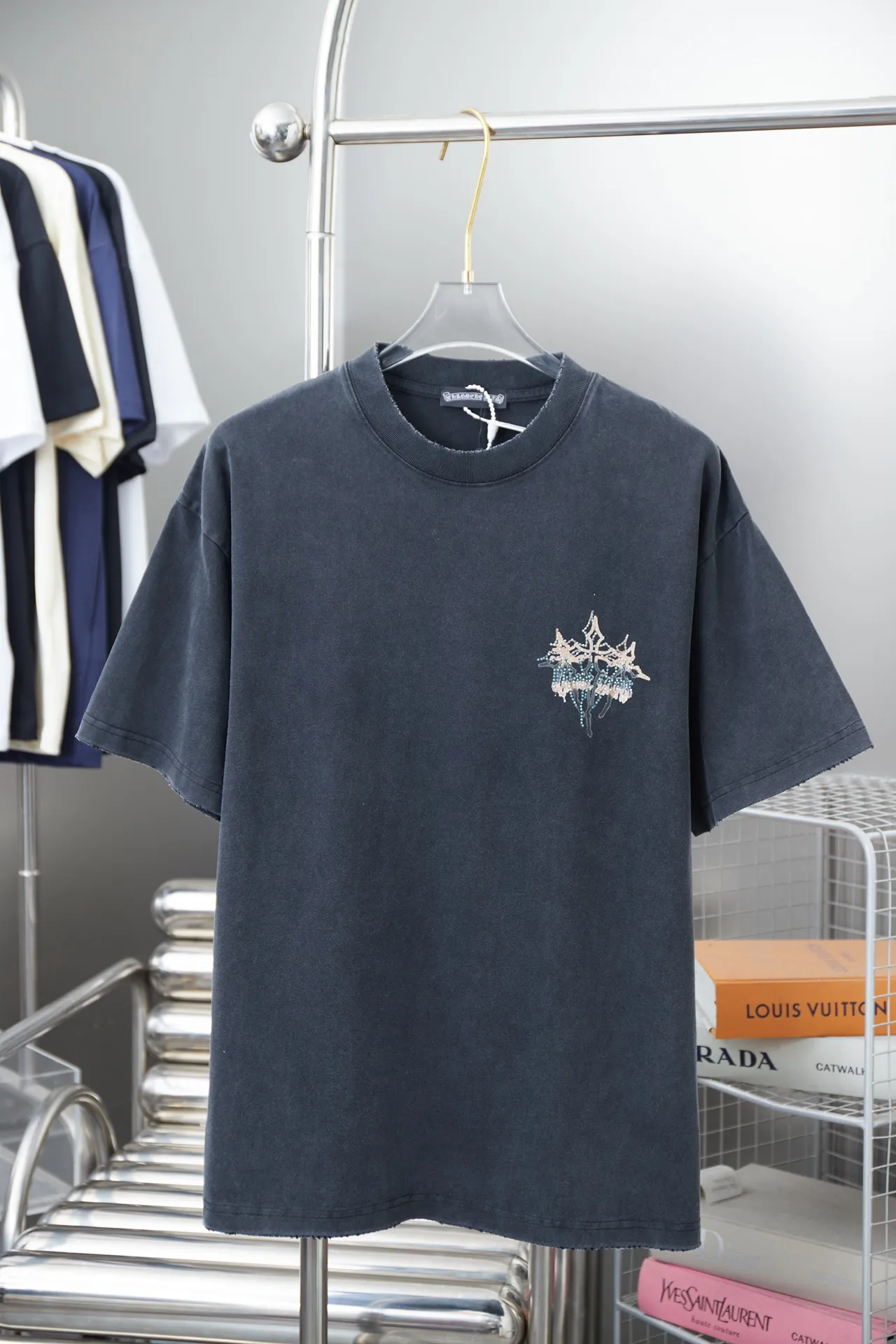 🅿️220 Chrome Hearte 25SS early spring new model, lightning hot diamond short sleeves, light luxury, a must-have item for daily commuting for men and women, correct version, welcome to compare, detailed features · 280g 100% cotton double yarn jersey fabric · Special thickened 32 pieces of double-strand 1X1 thread in the same vat · Imported Australian matte pearlescent diamond ➕ direct-injection printing pattern. Ready-made garments are dyed. Then do the faded fried snowflake process, then wash it to make it look old. Common washing improves the effect · Double-needle stitching and cross-stitch process · Original main mark, washed tag, branded moisture-proof paper packaging Color: black/blue/orange Size: S/M/L/XL
